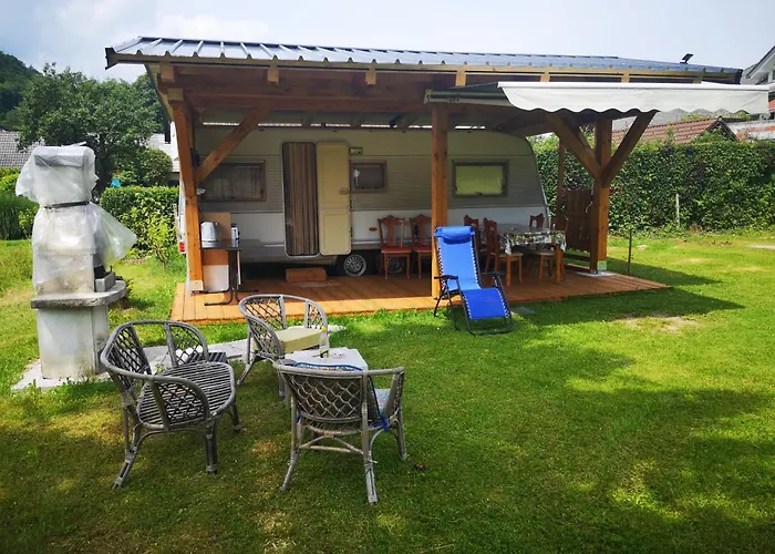 度假居 Pocitniska Prikolica Zeleni Raj 帕德纳特